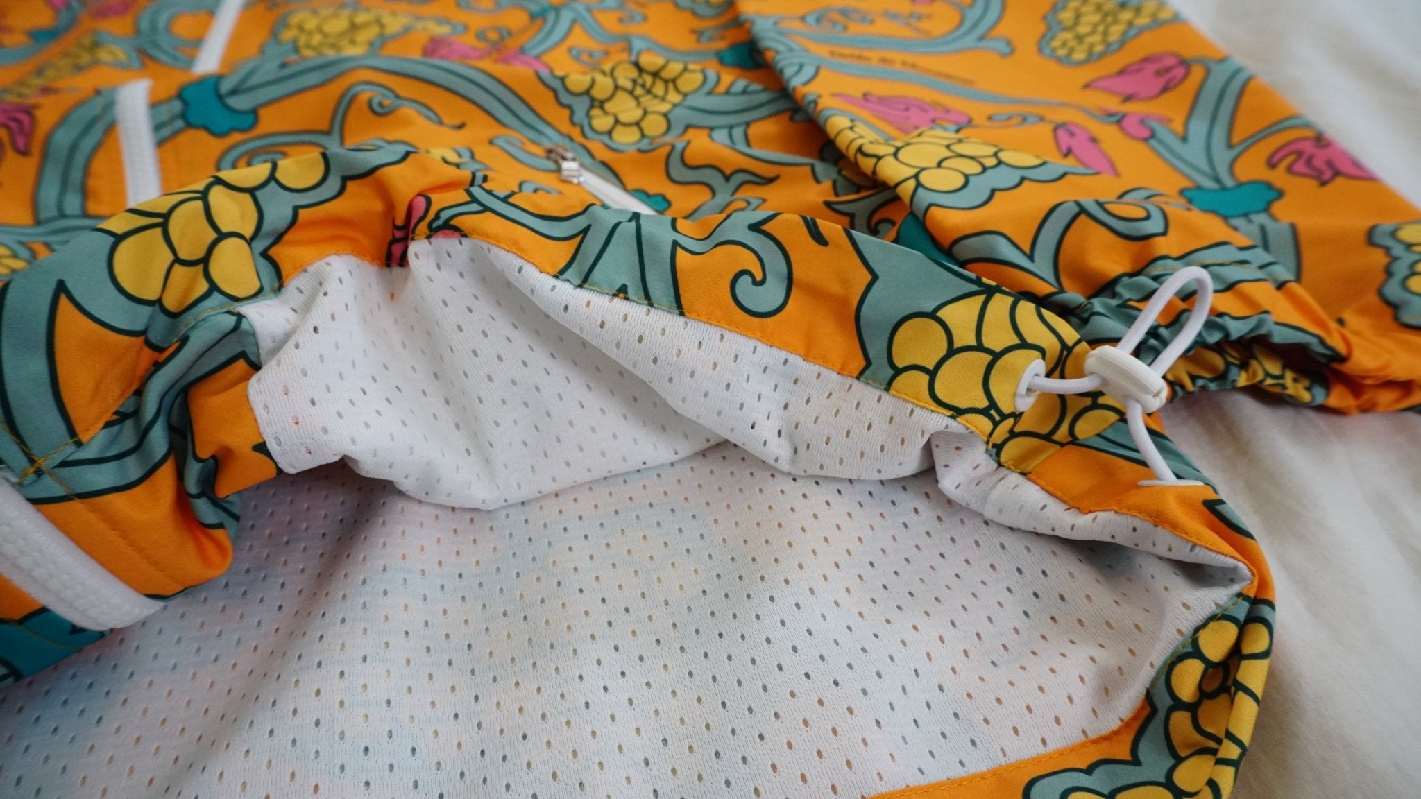 Chaqueta chubasquero Drôle de Monsieur de Poliester reciclado - CONEJO BLANCO VINTAGE