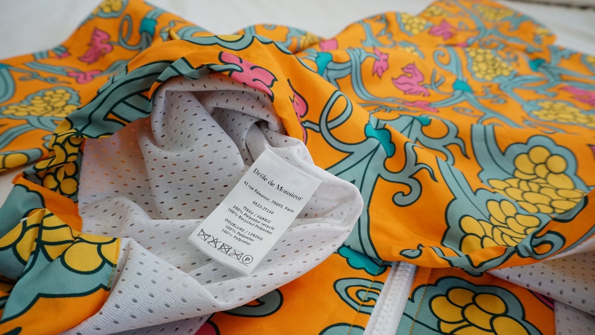 Chaqueta chubasquero Drôle de Monsieur de Poliester reciclado - CONEJO BLANCO VINTAGE
