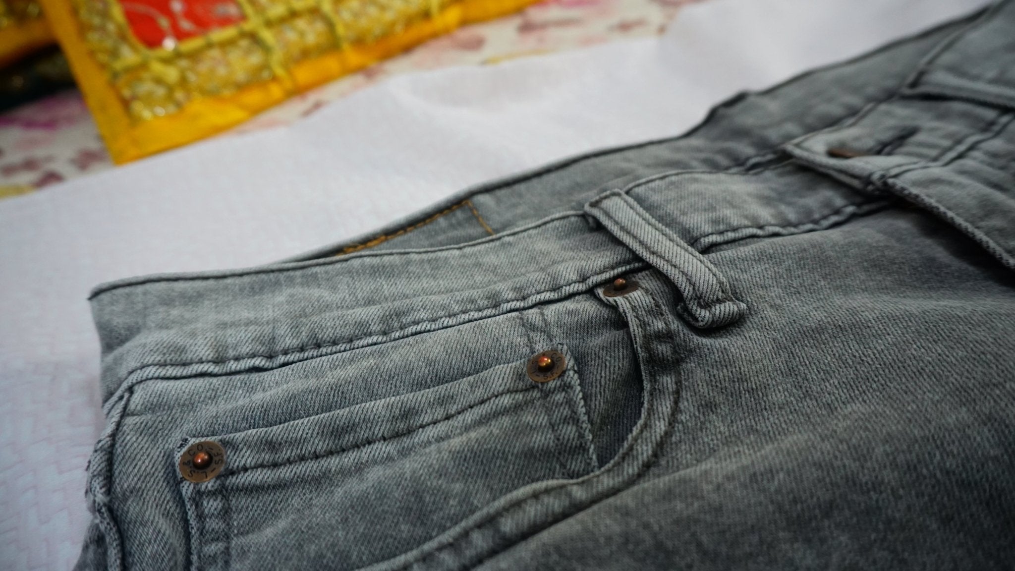 Pantalon vaquero pitillo Levis gris - CONEJO BLANCO VINTAGE