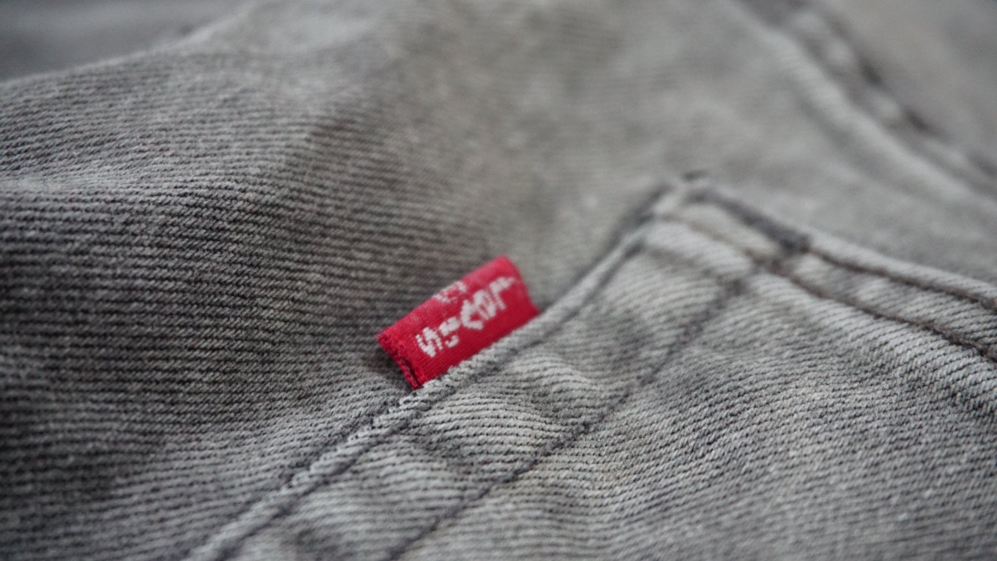 Pantalon vaquero pitillo Levis gris - CONEJO BLANCO VINTAGE