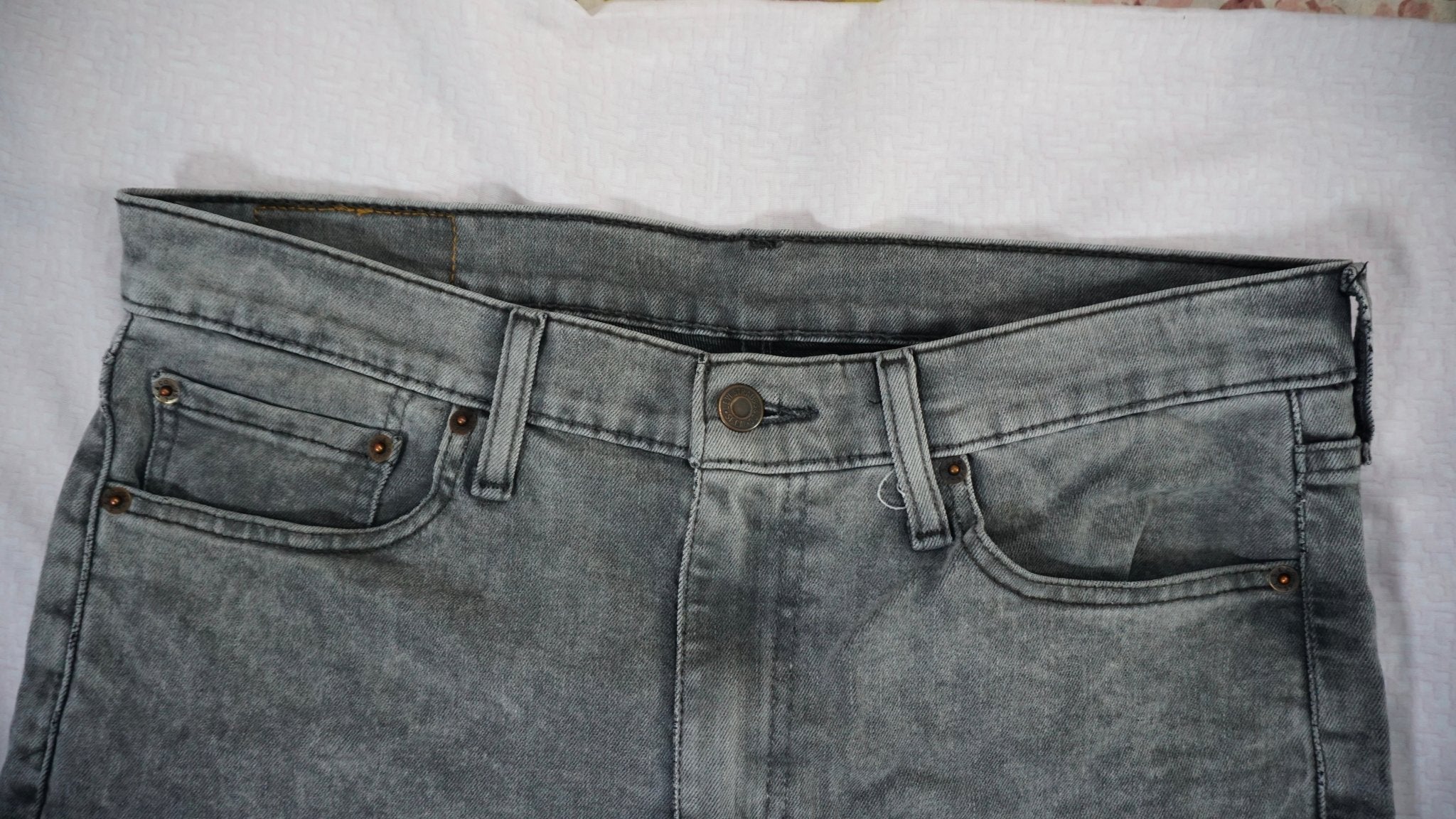 Pantalon vaquero pitillo Levis gris - CONEJO BLANCO VINTAGE